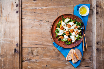 green salad with gorgonzola, arugula, walnuts and pear