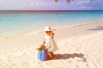 Fototapeta na wymiar cute little girl travel on summer beach