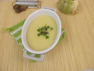 Selleriesuppe mit Radieschensprossen