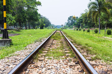 Obraz premium Straight railroad via meadows