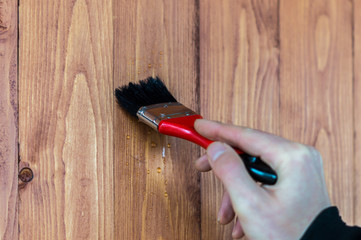 Ölfarbe Holzwand Pinsel