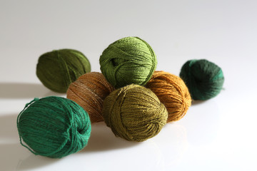 Handgesponnene Wolle mit  grünen Farbverlauf