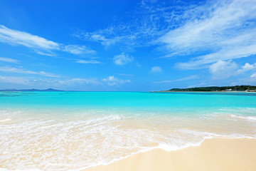 Fototapeta na wymiar 南国の美しいビーチと爽やかな空