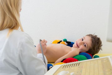 ärztin benutzt das ultralschallgerät für ein kind