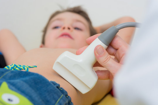 untersuchung mit dem ultraschallger&auml;t beim kinderazt