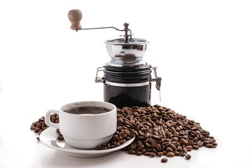 coffee grinder with coffeecup and beans