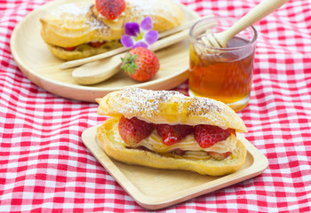 Strawberry eclairs
