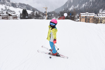 Fototapeta na wymiar sci snowboard sciare pista da sci inverno seggiovia funivia sport invernali divertimento sulla neve