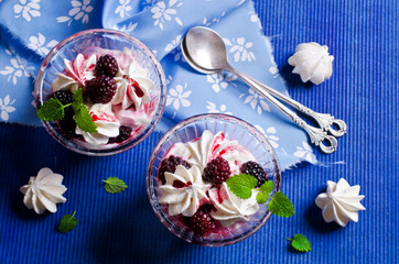 Dessert of meringue and cream