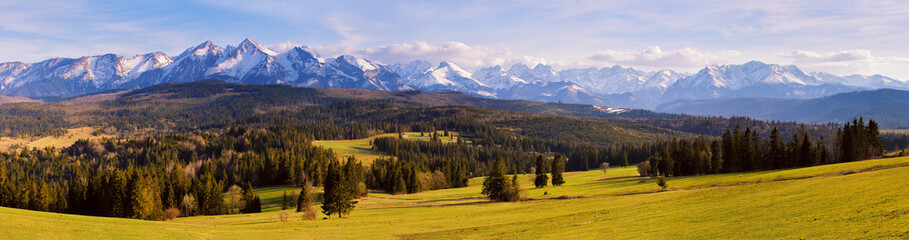 Panorama der schneebedeckten Berge der Tatra im Frühjahr, Südpolen