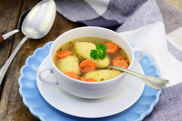 Grießklößchensuppe