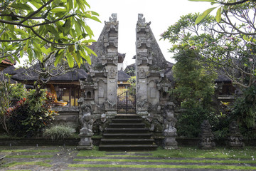 Arquitectura estilo balinesa en las calles de Ubud, casas templos. Bali, Indonesia
