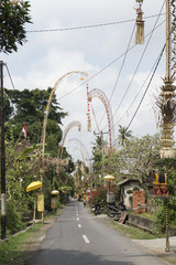 Calles de Ubud con decoración estilo balinesa para rituales de protección. Bali, Indonesia 