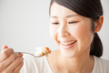 カレーを食べる女性　笑顔 © aijiro