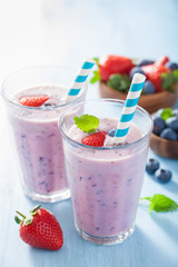 healthy strawberry blueberry smoothie with chia seed