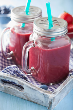 healthy strawberry blueberry smoothie in mason jars