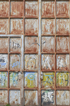 Graffiti su vecchi portoni