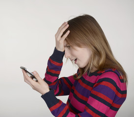 Mädchen mit smartphone