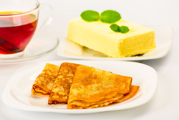 Russian pancakes with black tea and strawberries.