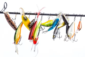 Photo sur Plexiglas Pêcher les wobblers d& 39 appâts de pêche colorés soient suspendus à l& 39 ébauche de la tige