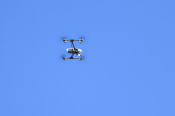 Drone dans le ciel bleu