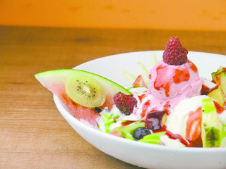 Fruchtteller mit Erdbeereis, frischem Obst, Joghurt und Erdbeersauce