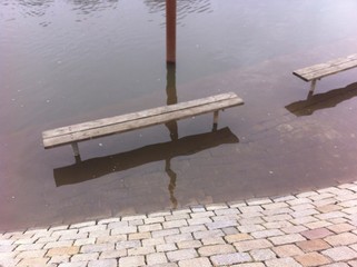 Bänke im Hochwasser
