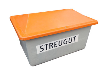Freigestellter Behälter für Streugut mit orangem Deckel