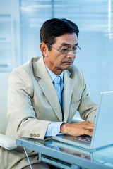 Obraz premium Focused businessman using laptop