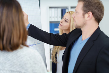 mitarbeiter entwickeln ein konzept am flipchart