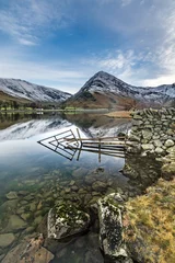 Selbstklebende Fototapeten Sunny winter day with intermittent clouds over snowcapped Cumbrian Fells at Buttermere in the English Lake District. © _Danoz