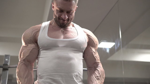 Demonstration of deadlift of the strongest man with with distinct veins on arms