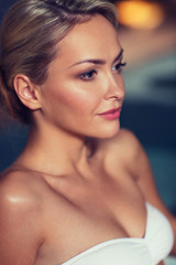 Naklejka premium close up of woman in swimsuit at swimming pool