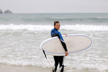 Fototapeta na wymiar Mädchen als Anfänger beim surfen