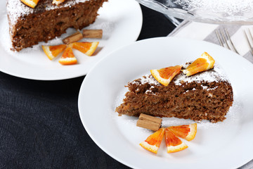 torta di cioccolato arance e nocciole in primo piano