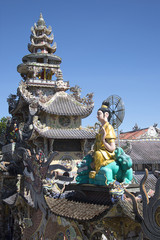 Вершина пагоды Линь Фуок и скульптура сидящего Будды. Трай Мит, Далат, Вьетнам