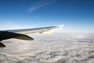 Fototapeta na wymiar Tragfläche eines Flugzeugs in der Luft
