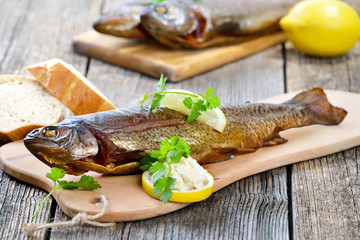 Geräucherte Forelle mit Meerrettich, Zitrone und Baguette rustikal serviert