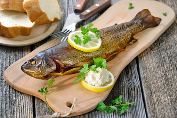 Geräucherte Forelle mit Meerrettich, Zitrone und Baguette rustikal serviert