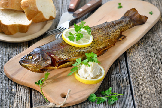 Ger&auml;ucherte Forelle mit Meerrettich, Zitrone und Baguette rustikal serviert