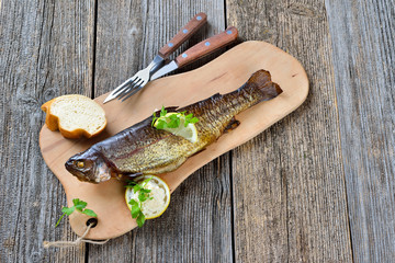 Geräucherte Forelle mit Meerrettich, Zitrone und Baguette rustikal serviert