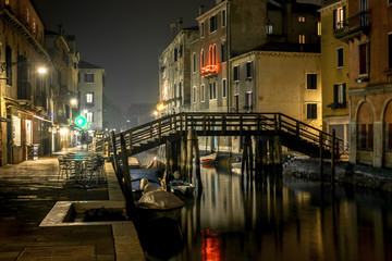 Obraz na płótnie Canvas Canale notturno a Venezia