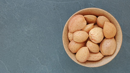 Bol d'amandes sur ardoise...carte menu