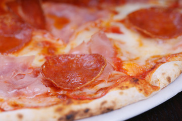 Пицца с колбасой крупным планом