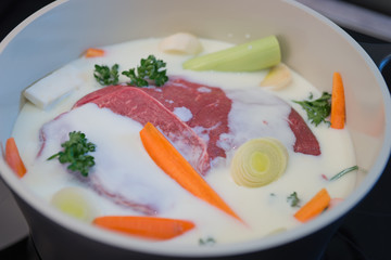 Rindfleisch mit Gemüse eingelegt in Buttermilch