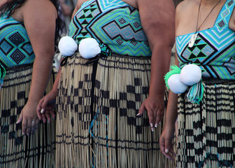 Fototapeta premium Bailarines vestidos con el traje tradicional maorí