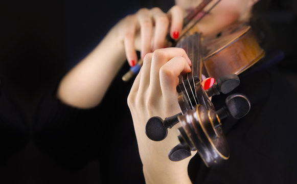 Woman's hands playing the violin