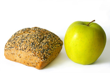 Mehrkornbrötchen und Apfel, gesundes Frühstück