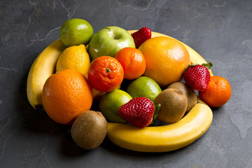 Owoce na kamiennym tle © Patryk Michalski