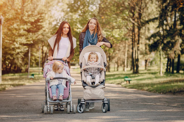 Obraz premium Family walk in the park